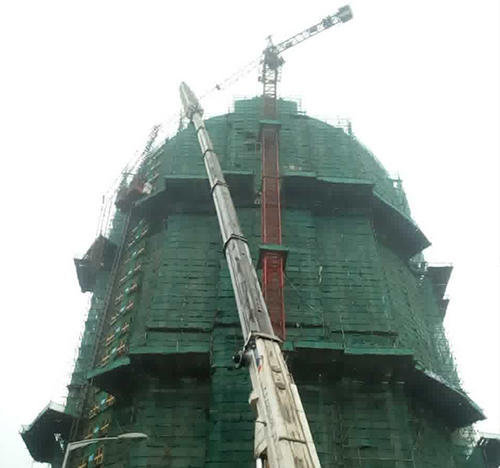 宾阳吊车在工地上作业